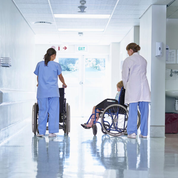 Celadoras con pacientes en sillas